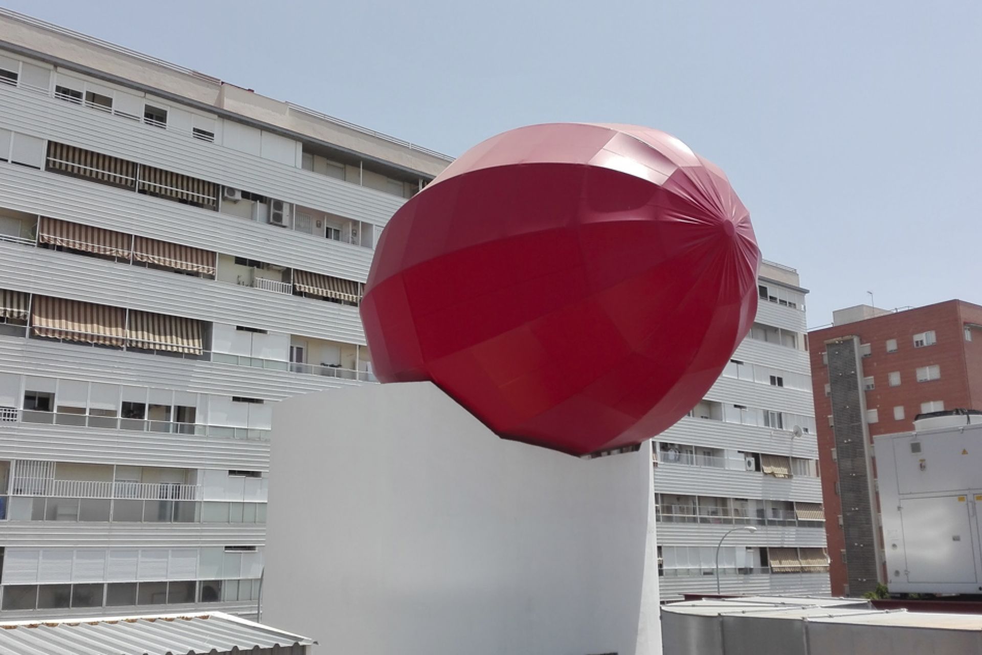 Metallic structure covered with membrane